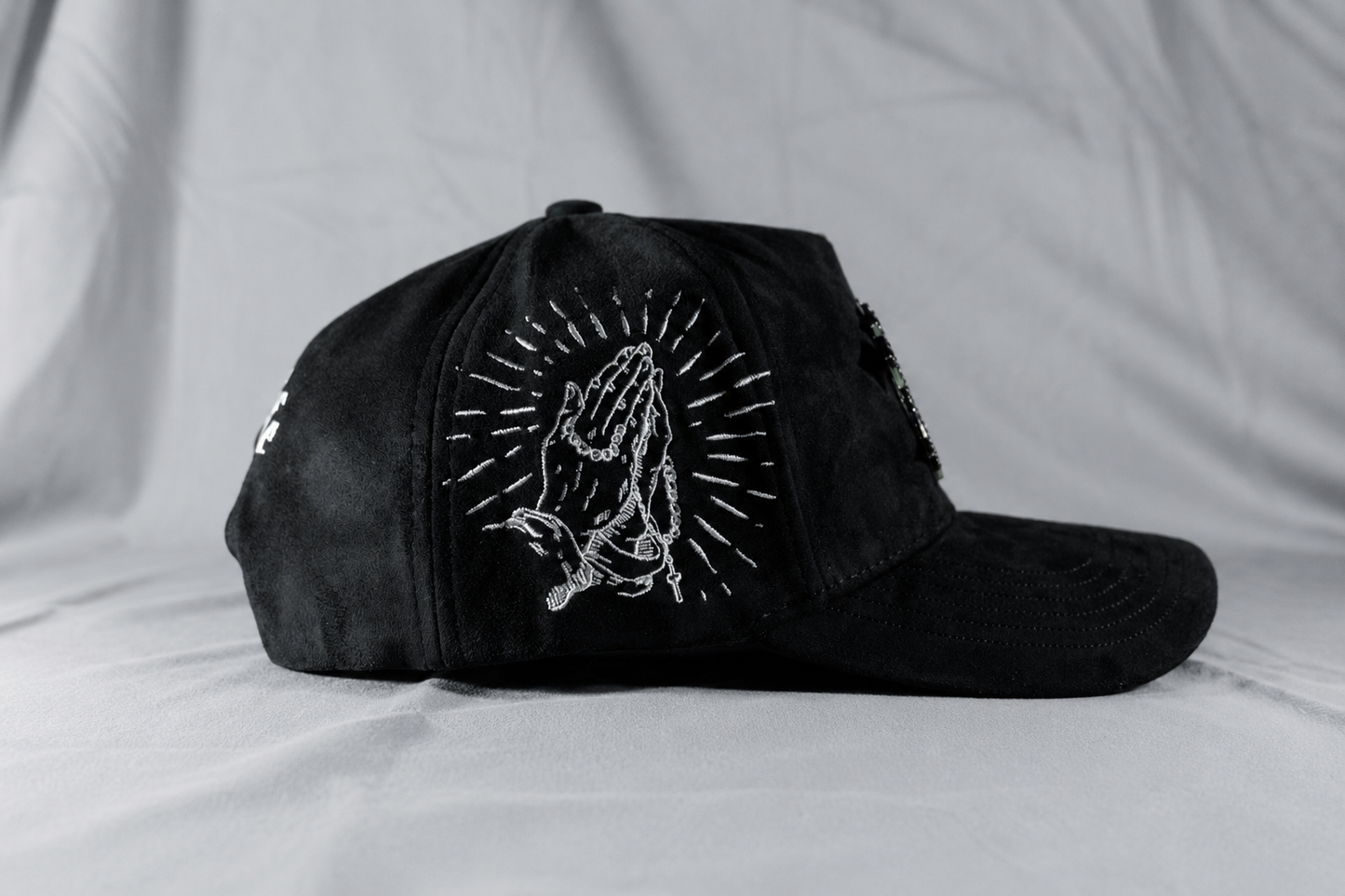Gorra Divine.