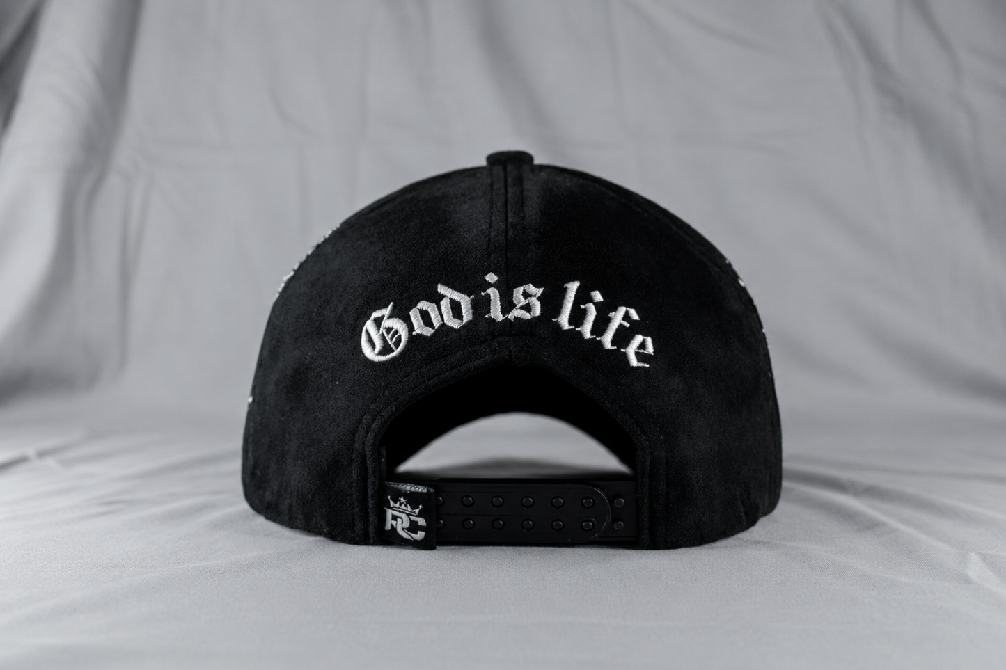Gorra Divine.